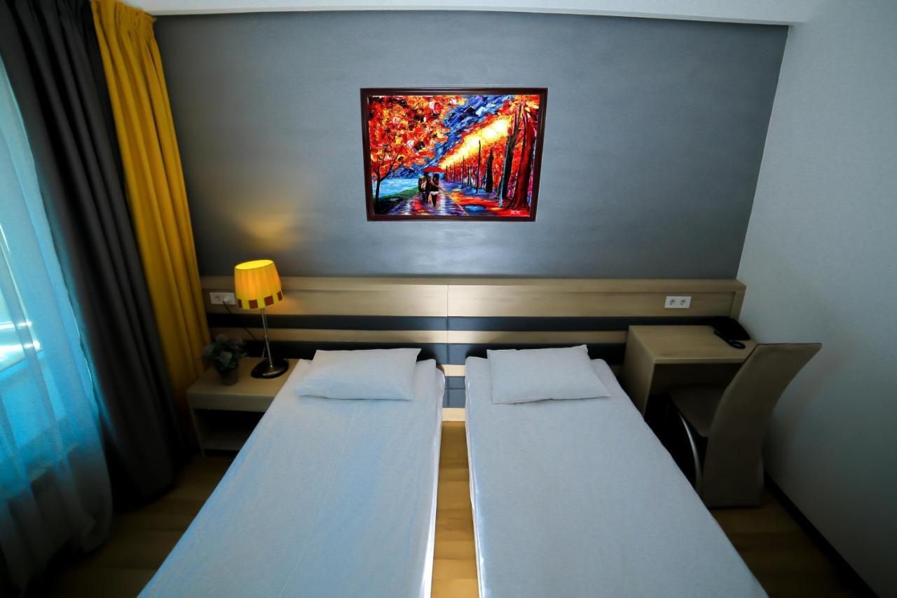Astra Hotel Alma-Ata Buitenkant foto
